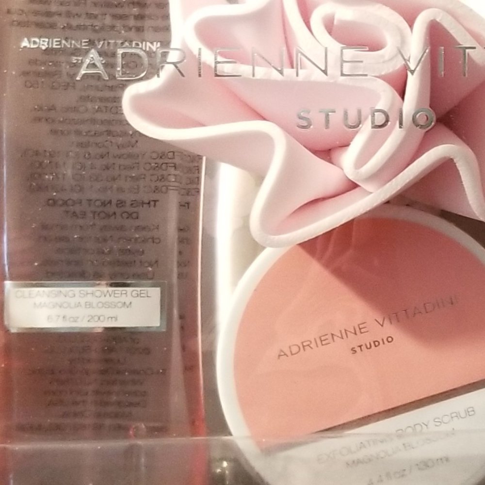 ๐ Adrienne Vittadini Studio - Bath and Body Kit - Picture 2 of 4